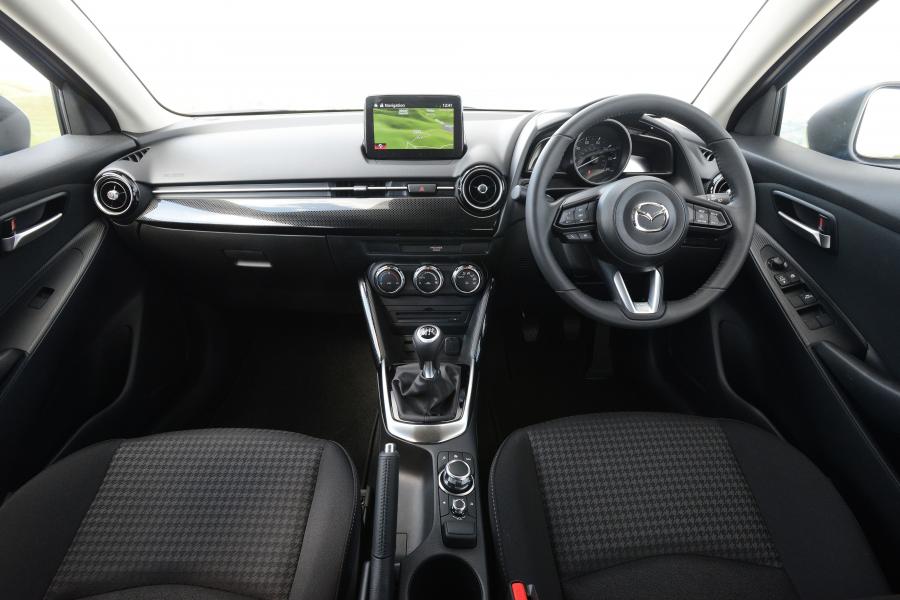 Торпедо Mazda2 Black+ Edition 2018 года  (фото 5 из 9)